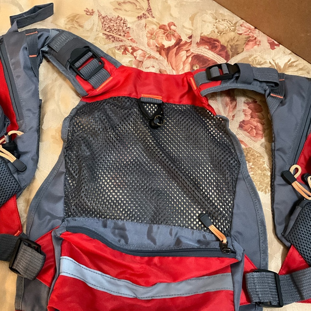 Fly fishing hunting vest! EXCELLENT CONDITION Adjustment-able/custom sizing! - Picture 15 of 16